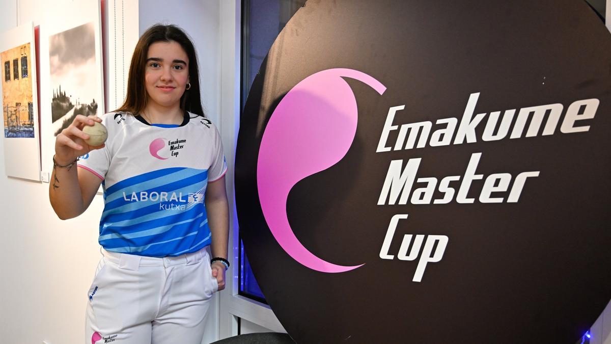 Enara Gaminde posa en la Casa de Cultura de Gernika-Lumo.