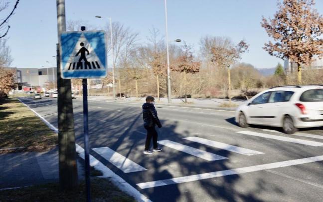 Una mujer cruza un paso de cebra.