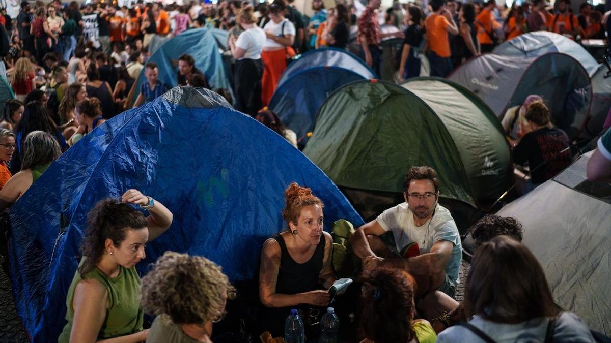 Centenares de personas comienzan una acampada improvisada en la Puerta del Sol durante una manifestación para denunciar el desahucio de Maricarmen.
