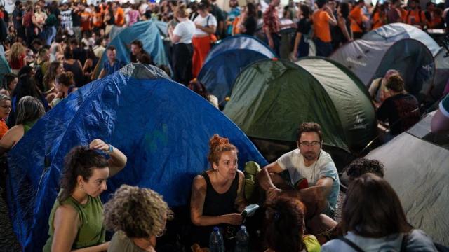 Centenares de personas comienzan una acampada improvisada en la Puerta del Sol durante una manifestación para denunciar el desahucio de Maricarmen.