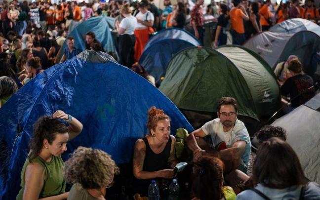 Centenares de personas comienzan una acampada improvisada en la Puerta del Sol durante una manifestación para denunciar el desahucio de Maricarmen.