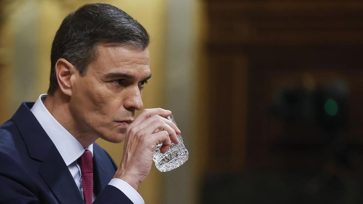 Pedro Sánchez bebe agua durante su intervención ante el Congreso.