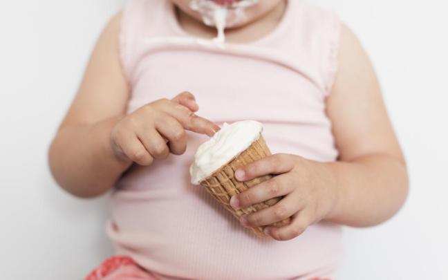 Bebé comiendo un helado.