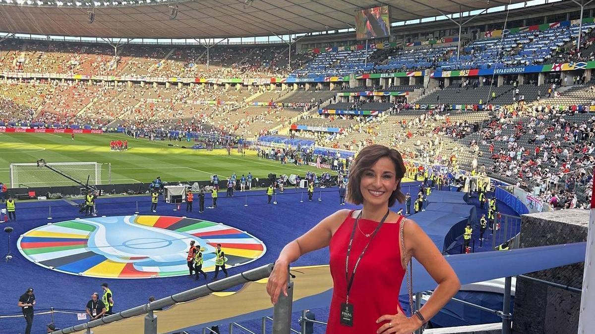 Adela González en el estadio de fútbol de Berlín en el que se disputó la final de la Eurocopa.