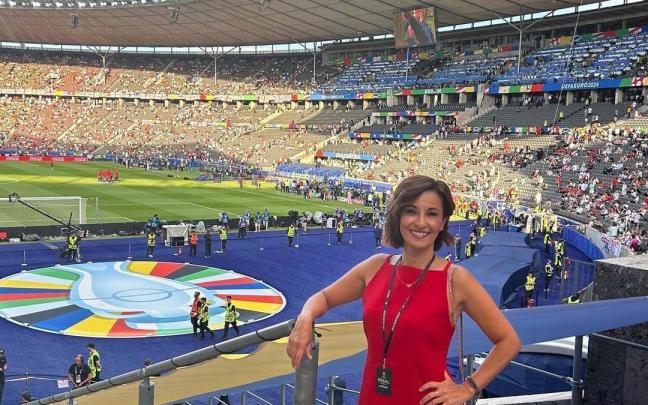 Adela González en el estadio de fútbol de Berlín en el que se disputó la final de la Eurocopa. / RTVE Adela González en el estadio de fútbol de Berlín en el que se disputó la final de la Eurocopa.