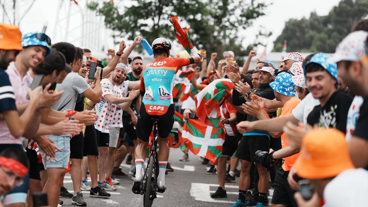 Aficionados animal a uno de los ciclistas del Tour.