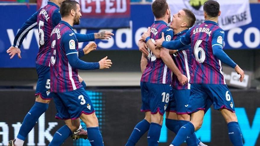 Los jugadores del Eibar festejan un gol de Jon Bautista