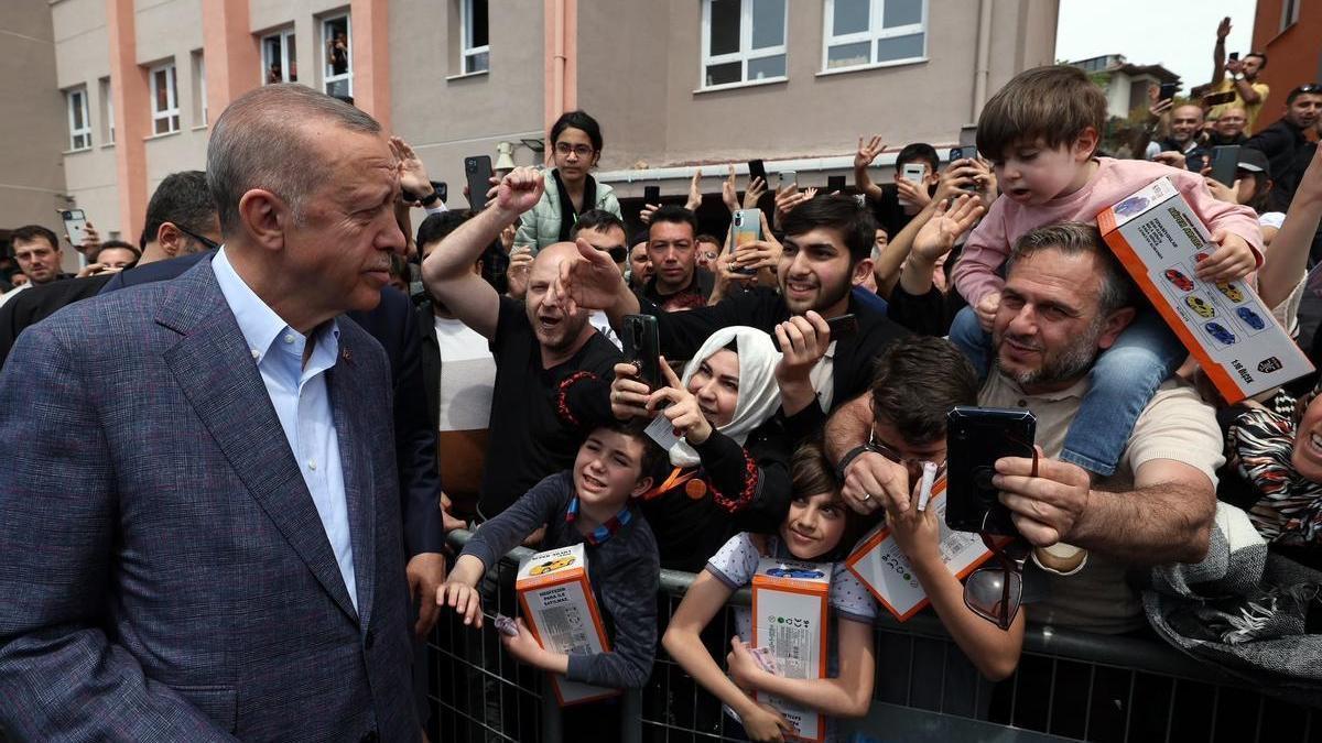 Erdogan saluda a sus seguidores tras acudir a votar a un colegio electoral de Estambul.