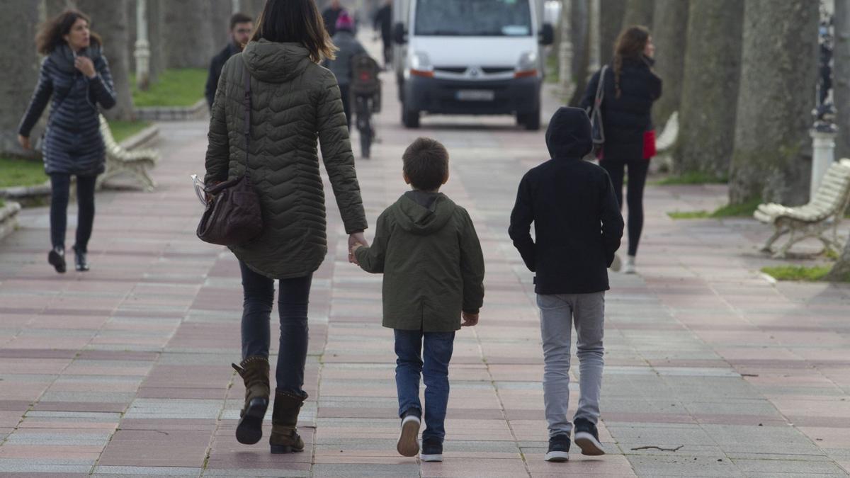 Varias personas ajenas a la información paseando por la capital alavesa.