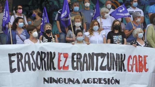 Varias personas en una concentración de repulsa frente a la violencia machista. Varias personas en una concentración de repulsa frente a la violencia machista.