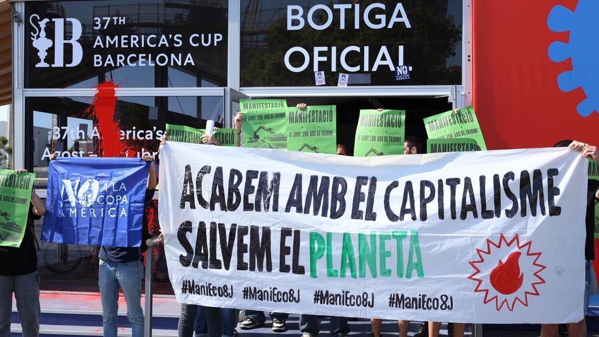 Ocupan y vandalizan la tienda oficial de la Copa América en Barcelona.