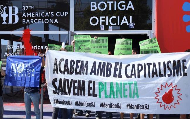 Ocupan y vandalizan la tienda oficial de la Copa América en Barcelona.