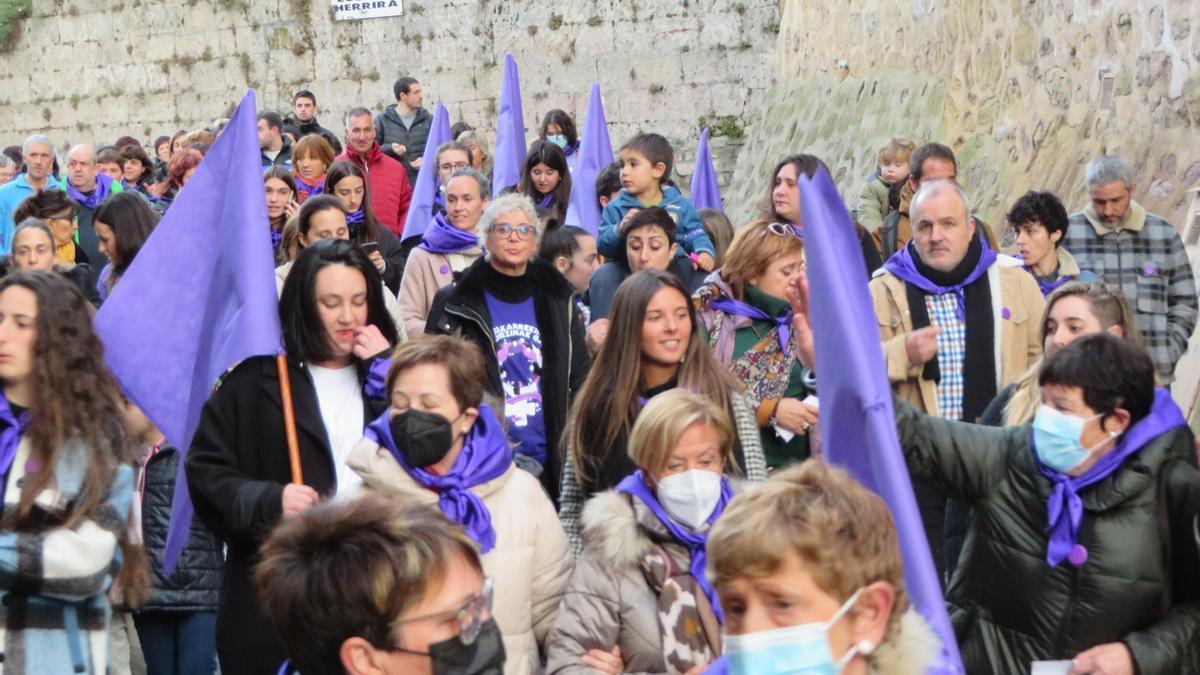 Martxa feminista bat Lezoko kaleetan.