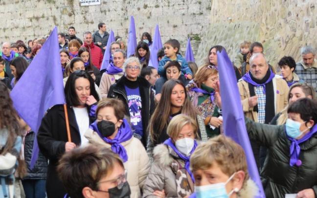 Martxa feminista bat Lezoko kaleetan.