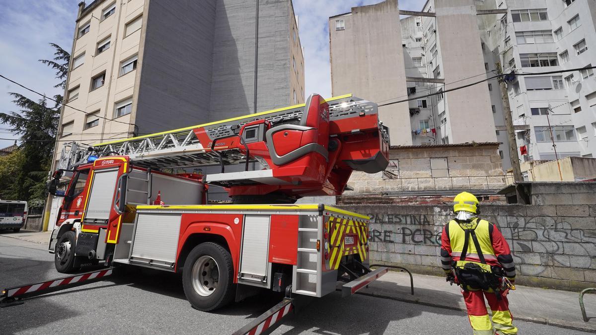 Un camión de bomberos en las inmediaciones donde se ha derrumbado la pared de un edificio y ha muerto un bombero
