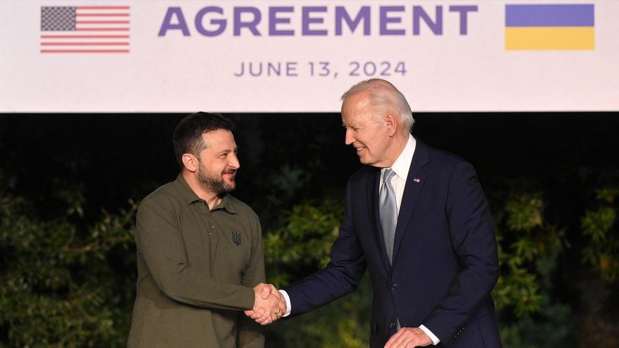 El presidente de EEUU, Joe Biden (d), y su homólogo de Ucrania, Volodimir Zelenski (i), tras la firma del acuerdo de seguridad durante la cumbre del G7.