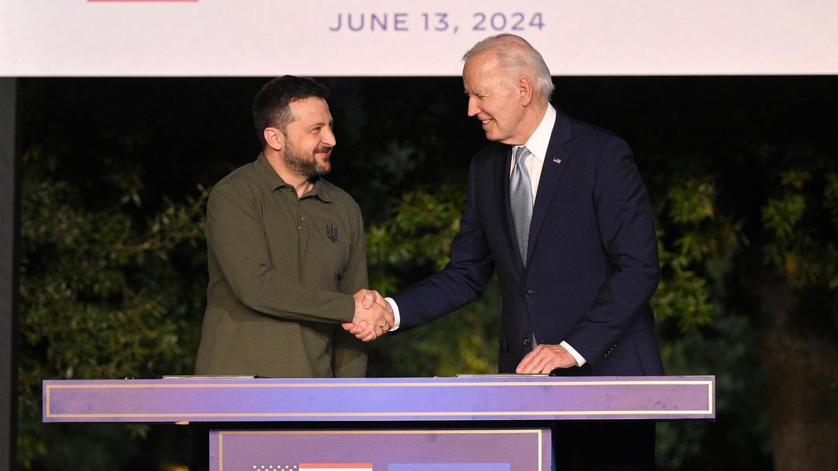 El presidente de EEUU, Joe Biden (d), y su homólogo de Ucrania, Volodimir Zelenski (i), tras la firma del acuerdo de seguridad durante la cumbre del G7.