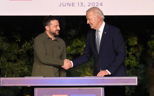 El presidente de EEUU, Joe Biden (d), y su homólogo de Ucrania, Volodimir Zelenski (i), tras la firma del acuerdo de seguridad durante la cumbre del G7.