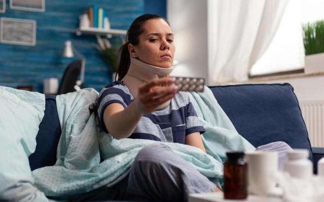 Una mujer, con collarín, de baja por una lesión en el cuello.