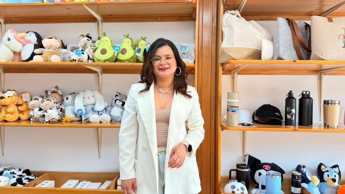 Francis Raquel Rodríguez en su tienda Detalles Mágicos, ubicada en Beasain