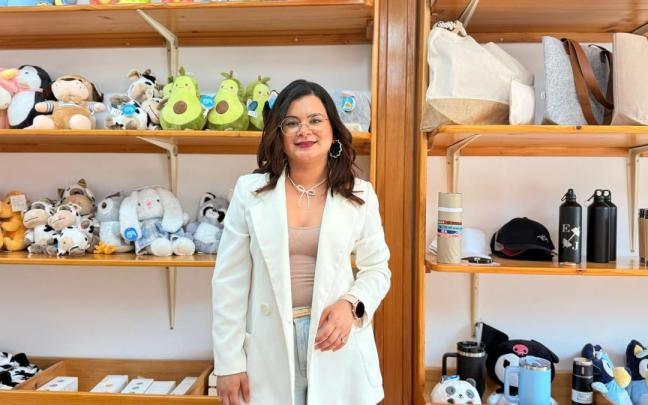 Francis Raquel Rodríguez en su tienda Detalles Mágicos, ubicada en Beasain