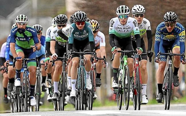 El pelotón aficionado rueda en la pasada edición de la carrera de Zumaia, que abre hoy el curso amateur en Hegoalde. | FOTO: CAJA RURAL / OSKAR MATXIN