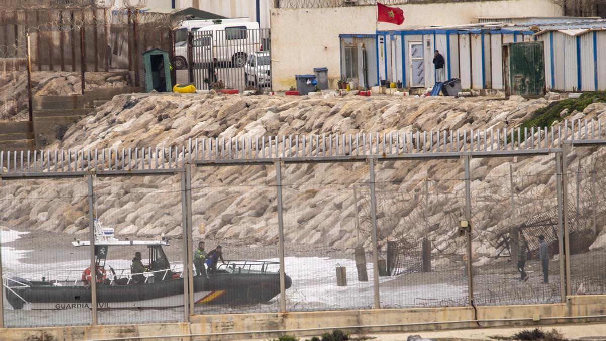 Una patrulla del Servicio Marítimo de la Guardia Civil rescata a un migrante avistado frente a la playa del Tarajal a comienzos de este año.
