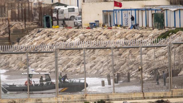 Una patrulla del Servicio Marítimo de la Guardia Civil rescata a un migrante avistado frente a la playa del Tarajal a comienzos de este año.