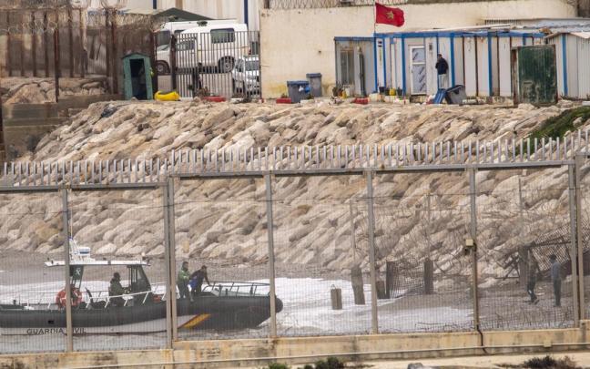 Una patrulla del Servicio Marítimo de la Guardia Civil rescata a un migrante avistado frente a la playa del Tarajal a comienzos de este año.