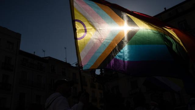 Una bandera a contraluz durante una manifestación por la Ley Trans.