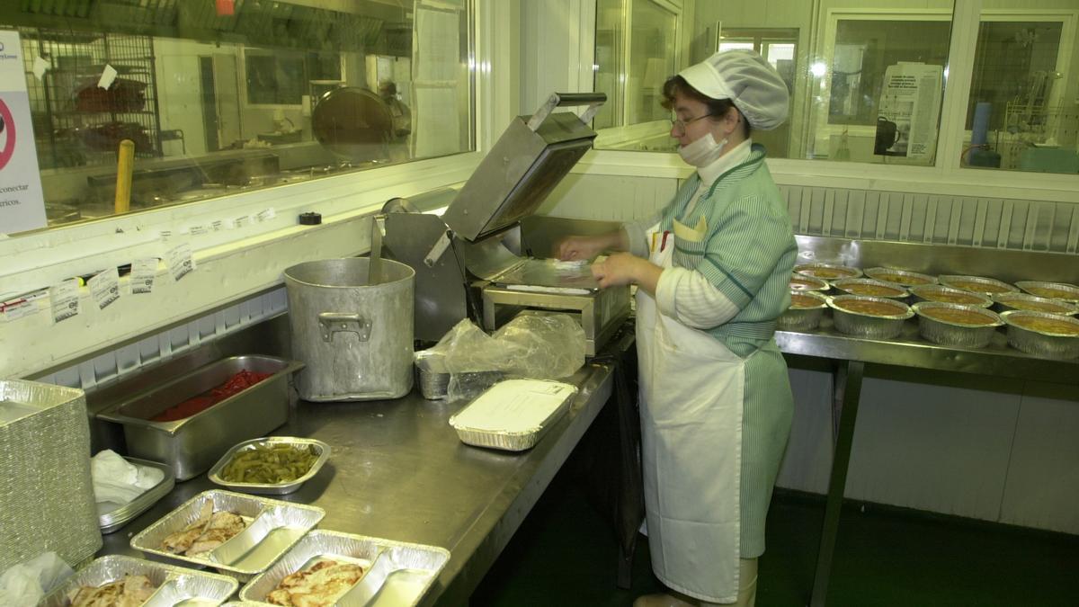 Mujer trabajando en empresa de catering