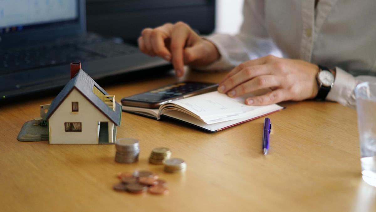 Una persona haciendo cuentas para valorar si puede o no hacer frente a los gastos que conlleva una hipoteca.