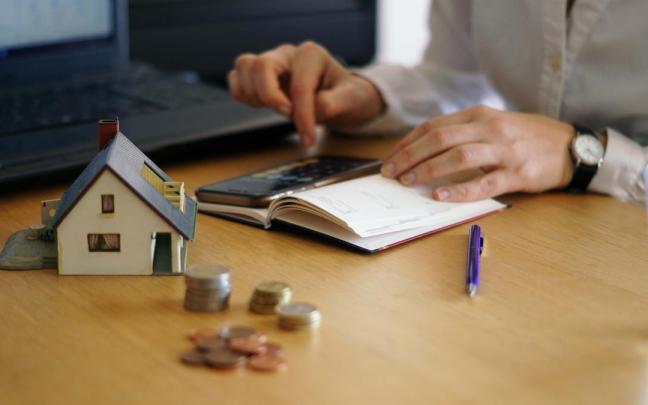 Una persona haciendo cuentas para valorar si puede o no hacer frente a los gastos que conlleva una hipoteca.