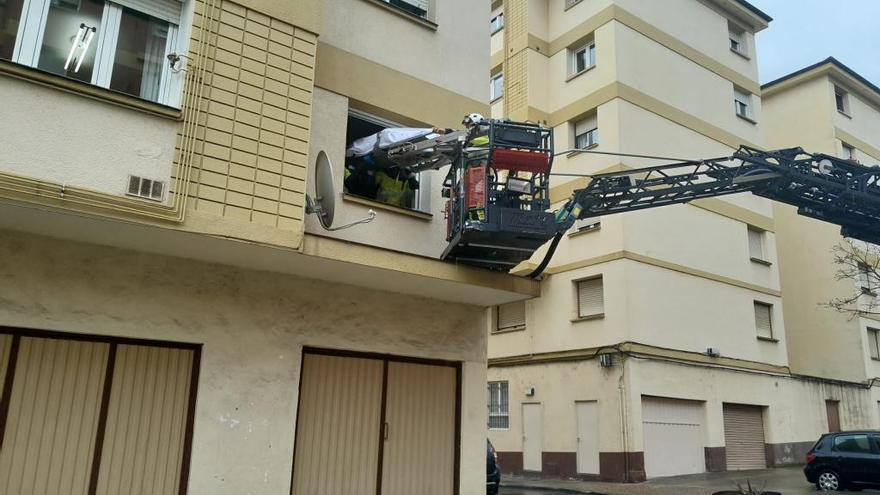 Sacan a un hombre de 83 años por la ventana para poder llevarle al hospital. @BOMBEROSARABA