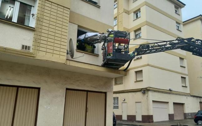Sacan a un hombre de 83 años por la ventana para poder llevarle al hospital. @BOMBEROSARABA