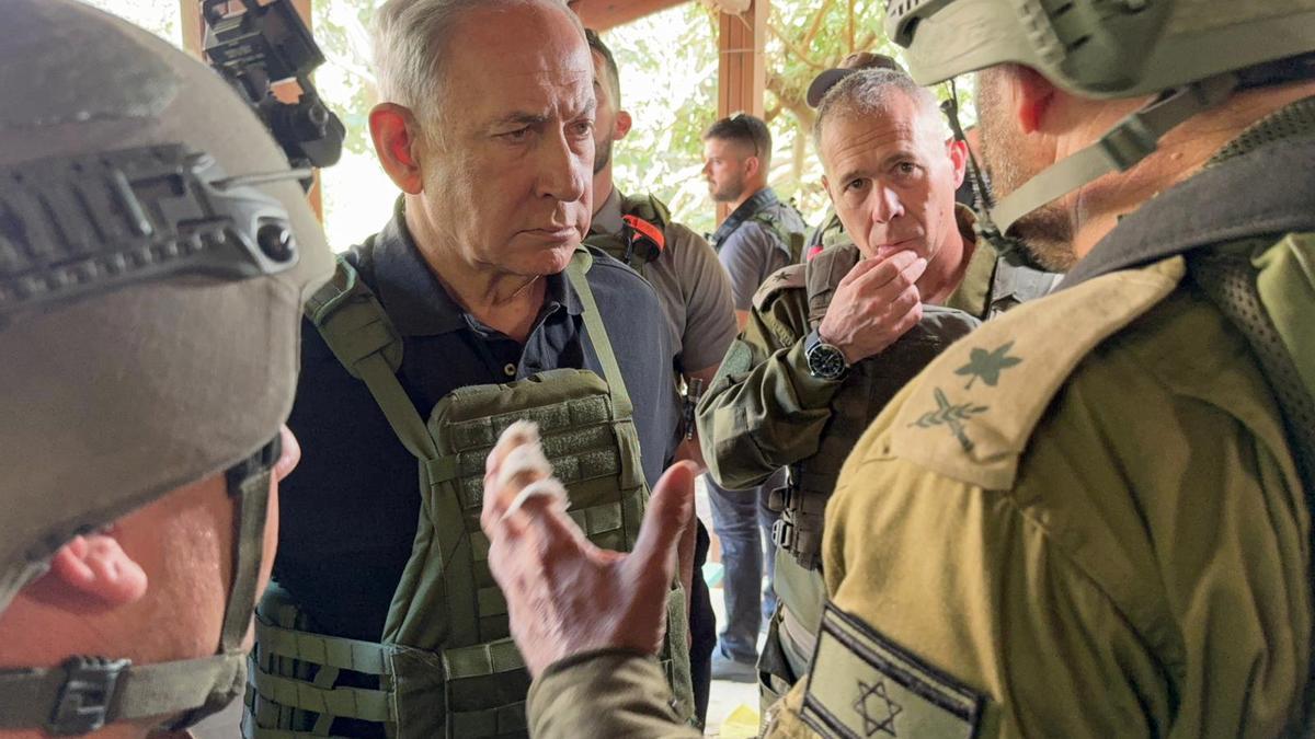 Netanyahu durante una visita a las tropas desplegadas en la frontera con Gaza.
