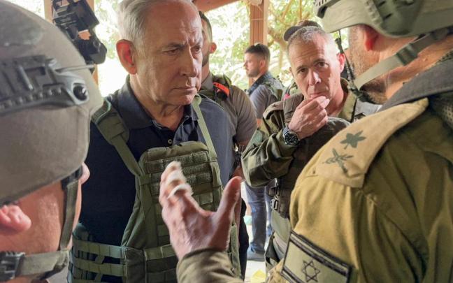 Netanyahu durante su visita este sábado a la frontera donde están desplegadas las tropas israelíes.