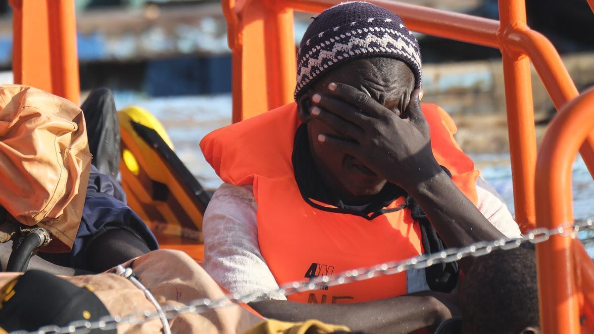 Imagen de la embarcación Salvamar Macondo, de Salvamento Marítimo, tras rescatar a un grupo de migrantes