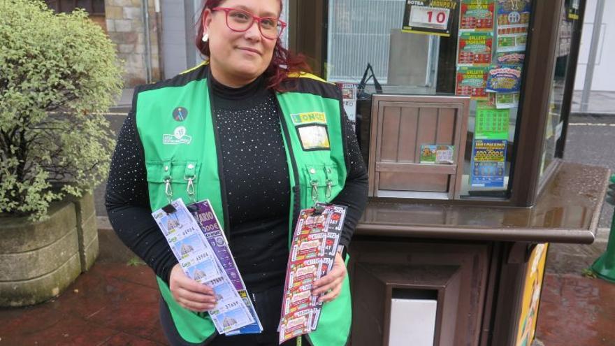 María Martínez, delante de su kiosco.