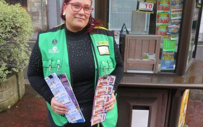 María Martínez, delante de su kiosco.