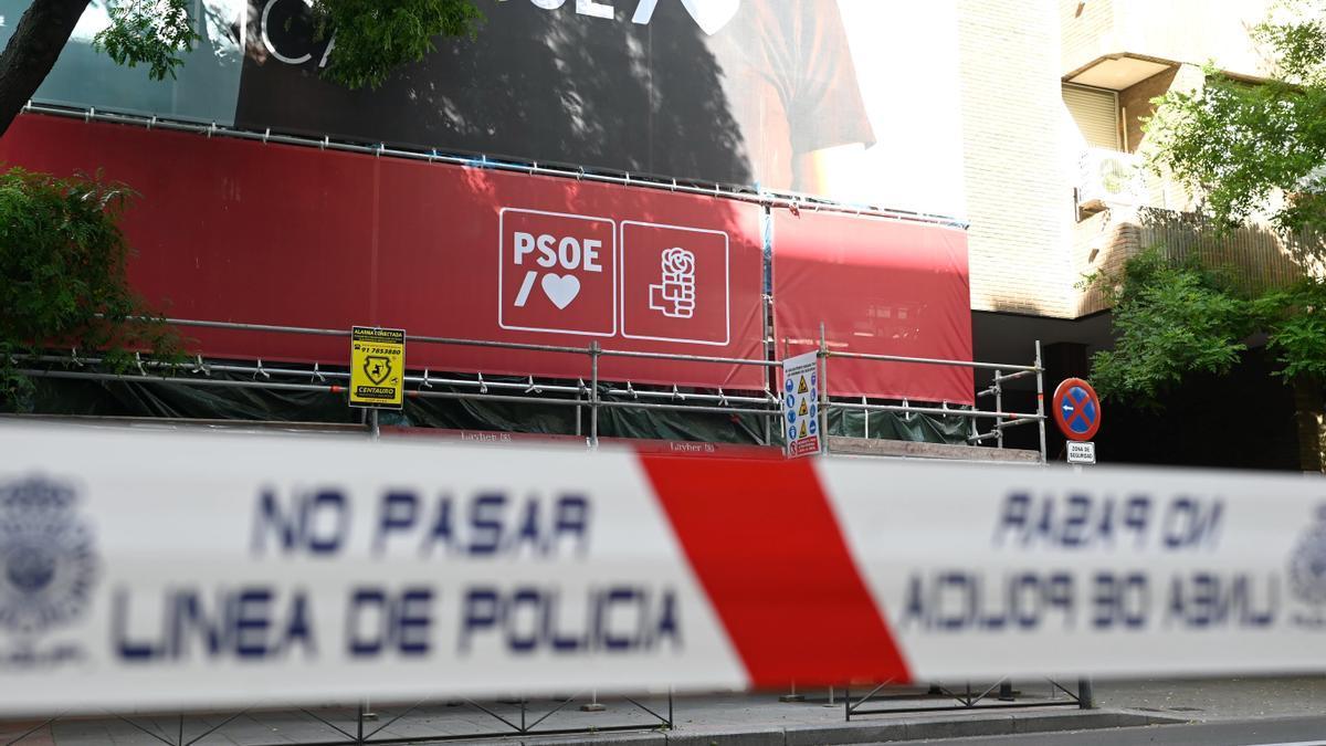 Registro policial en la sede nacional del PSOE.