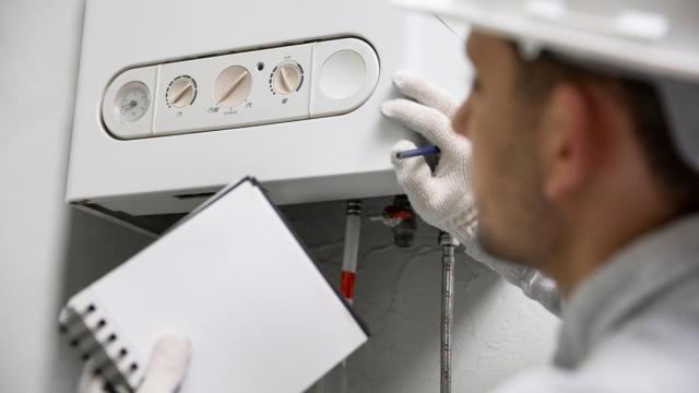 Un técnico revisa una caldera.