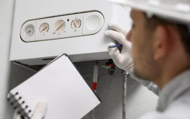 Un técnico revisa una caldera.