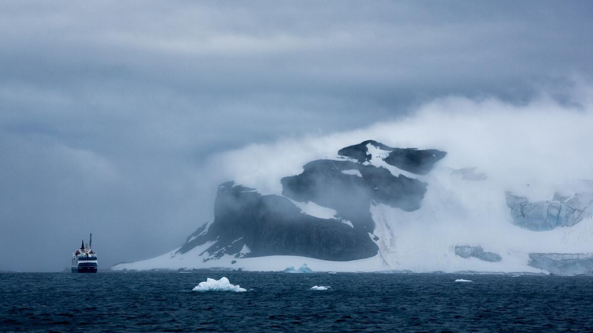 La Corriente Circumpolar Antártica limita y caracteriza al océano Antártico o Austral.