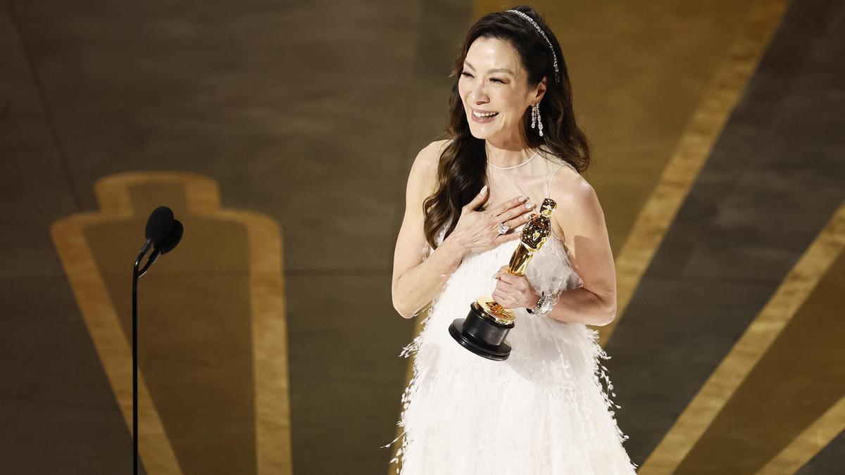 Michelle Yeoh con el Oscar a la mejor actriz por 'Todo a la vez en todas partes'.