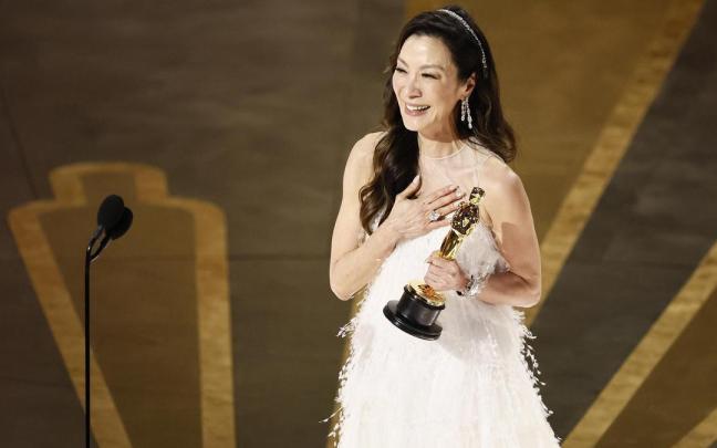 Michelle Yeoh con el Oscar a la mejor actriz por 'Todo a la vez en todas partes'. Michelle Yeoh con el Oscar a la mejor actriz por 'Todo a la vez en todas partes'.