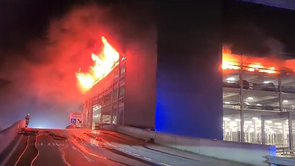 Imagen del incendio en uno de los aparcamientos del aeropuerto de Luton.