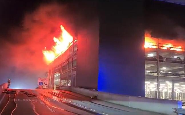 Imagen del incendio en uno de los aparcamientos del aeropuerto de Luton.
