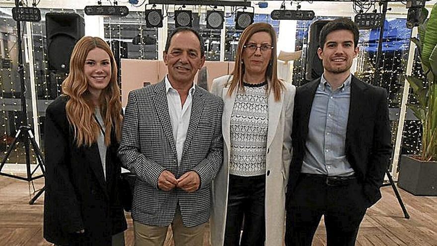 A la fiesta del colegio de arquitectos en familia: María Nistal y su padre Pablo, Maite García e Ignacio Nistal.