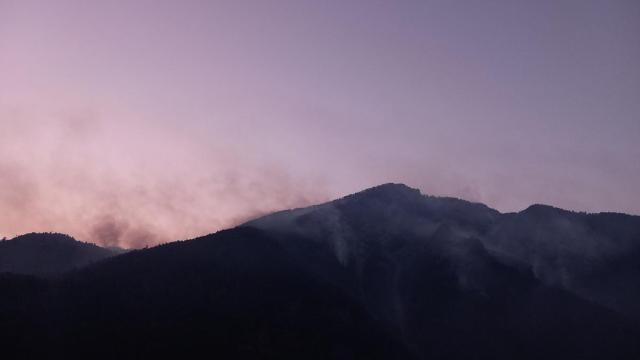 El incendio está en unos barrancos con mucha pendiente y alto riesgo de rodamientos.